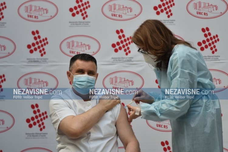 Počela imunizacija u RS, Đajić prvi primio vakcinu protiv korone