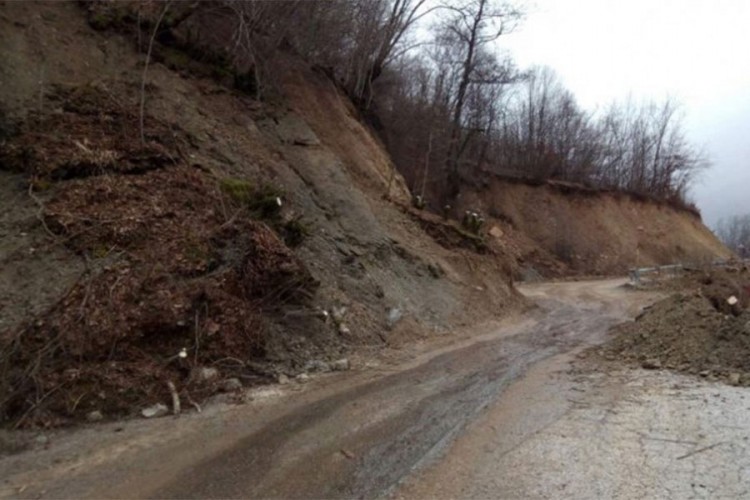 Zbog klizišta obustavljen teretni saobraćaj na putu Foča - Šćepan Polje