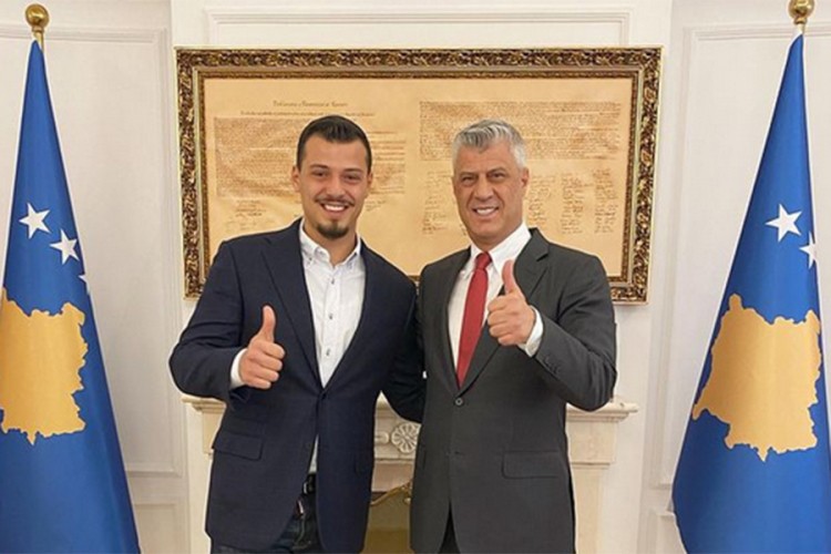 Tačijev sin udaljen sa birališta zbog oznaka stranke