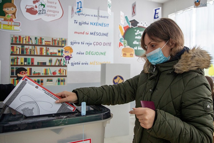 Uz manji odziv birača izbori na KiM protiču regularno