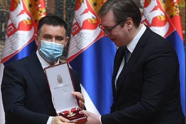 Vučić odlikovao direktora UKC Republike Srpske