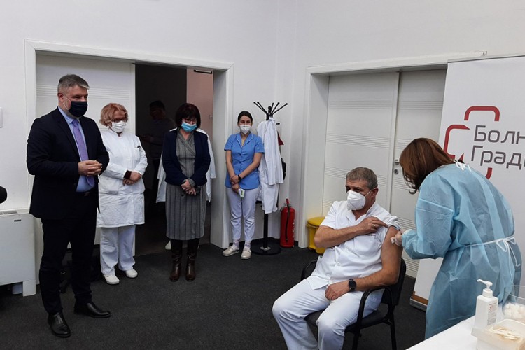 Počela vakcinacija zdravstvenih radnika u bolnici u Gradišci
