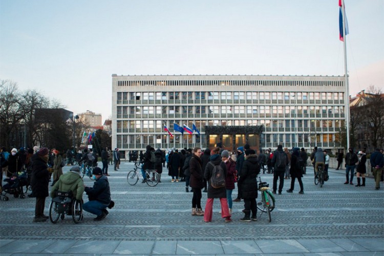 Protest ispred slovenačkog Parlamenta: "Dole vlada"