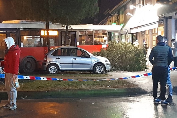 Autobus sletio s puta, uletio na parking i zakucao se u četiri auta
