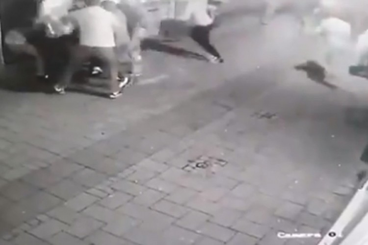 Mladić brutalno pretučen nasred ulice, objavljen uznemirujući snimak
