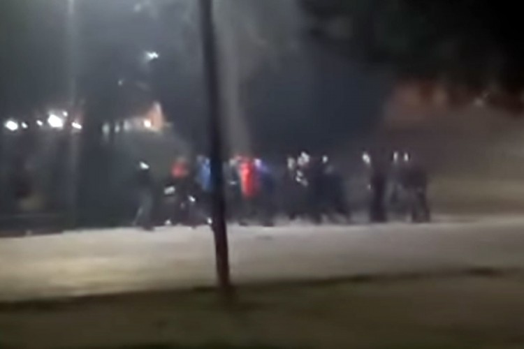 Tinejdžer izboden u masovnoj tuči, prolaznik sve snimio