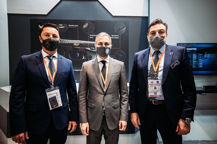 Nebojša Stefanović na štandu TRB na sajmu naoružanja u Abu Dabiju