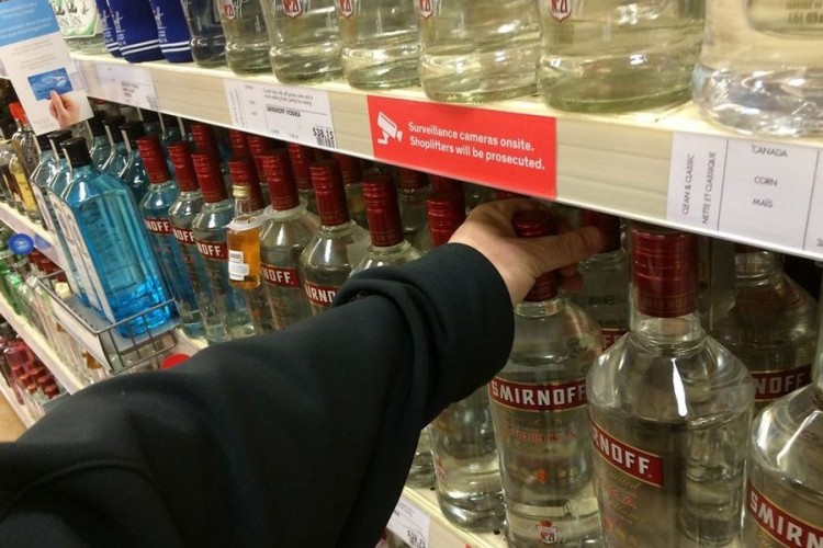 U Prijedoru ukradene cigarete, nargila i alkohol