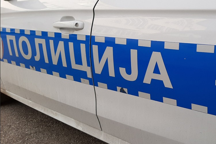Uhapšen zbog sumnje da je razbio frižider prodavnice i ukrao alkohol