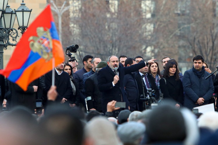 Pašinjan: Nećemo dozvoliti puč, vojska da radi svoj posao