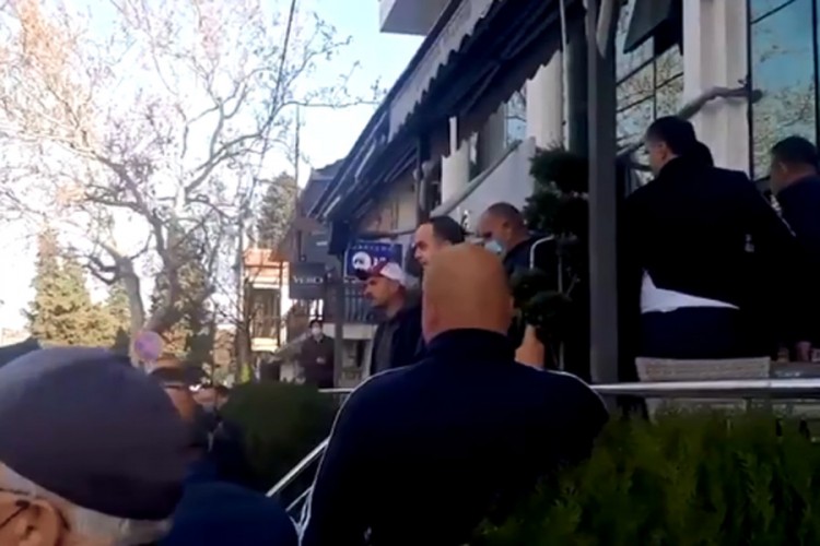 Građani u Tuzima se razišli, policija se povukla