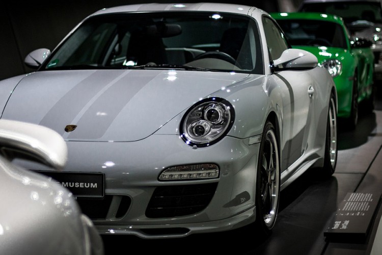 U Hong Kongu 45 automobila se ilegalno utrkivalo
