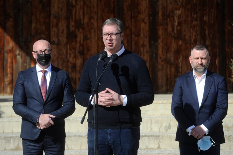 Vučić najavio finansijsku pomoć za Srbe na KiM