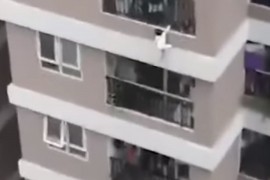 Djevojčica pala sa 12. sprata i preživjela, komšije sve snimile
