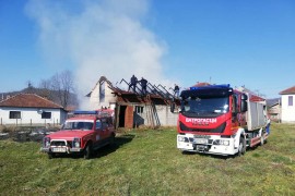 Požar u Bratuncu - vatra se sa njive proširila na pomoćni objekat