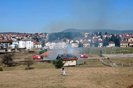 Izgorio krov pomoćnog objekta u Sokocu