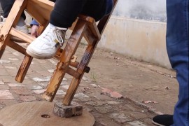 Majstor za balans - začas poreda bicikl, čekić, ljude