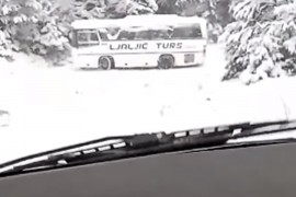 Dramatičan video: Majka snimila kako je autobus sa đacima izbjegao ...