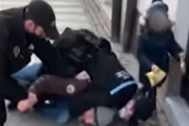 Policajci davili čovjeka pred uplakanim djetetom