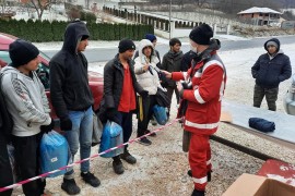 Migranti se u šumi pripremaju da pređu granicu EU