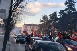 Pristalice DPS-a automobilima kroz Nikšić