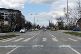 Pješaci prelaze preko pješačkog pored "Euroherca" uz škripu kočnica