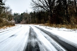 Ugažen snijeg na kolovozu u višim krajevima