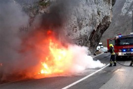 Zapalio se automobil u kanjonu Tijesno
