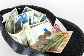 Dolar skače, evro klonuo