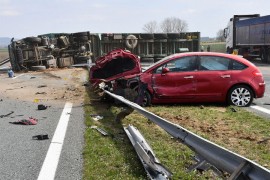 Udes kod Nove Gradiške: Kamion se prevrnuo, auto probio ogradu