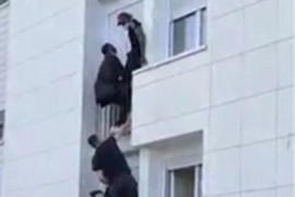 Dramatičan snimak spasavanja porodice iz požara: Bebu bacili sa ...