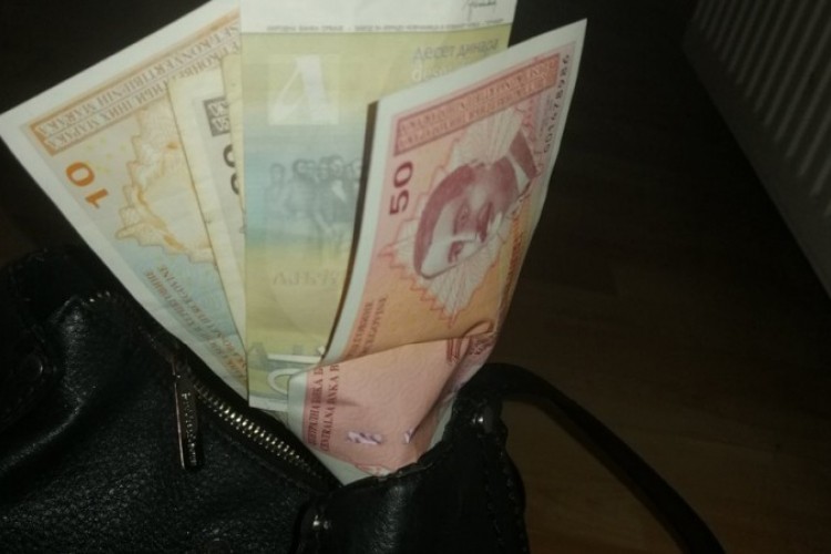 Ukradena torbica sa dokumentima, novcem i telefonom