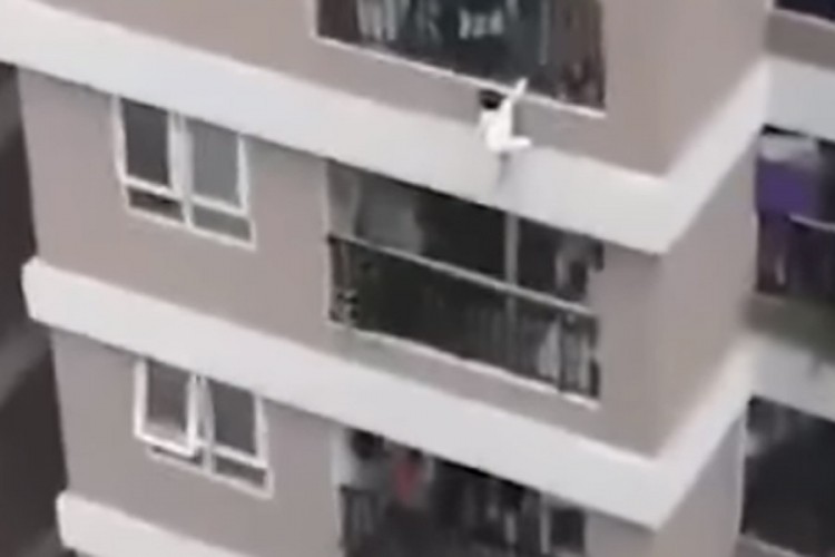 Djevojčica pala sa 12. sprata i preživjela, komšije sve snimile
