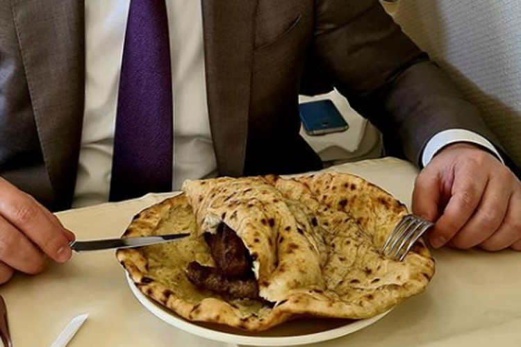 Vučić pojeo sarajevske ćevape