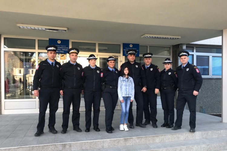 Mlada glumica družila se sa banjalučkim policajcima
