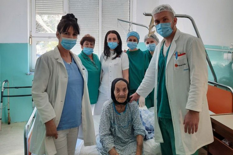 Operisana stogodišnjakinja pa sutradan prohodala