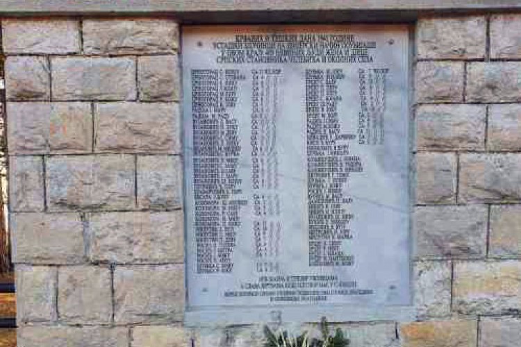 Uklonjeni grafiti ustaških simbola sa spomen-ploče u Čelebiću