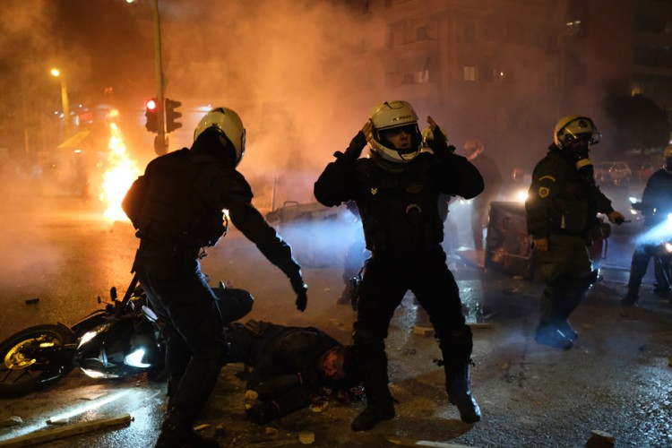 Pet policajaca povrijeđeno u nasilnim protestima u Atini
