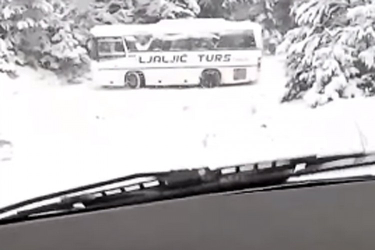 Dramatičan video: Majka snimila kako je autobus sa đacima izbjegao tragediju