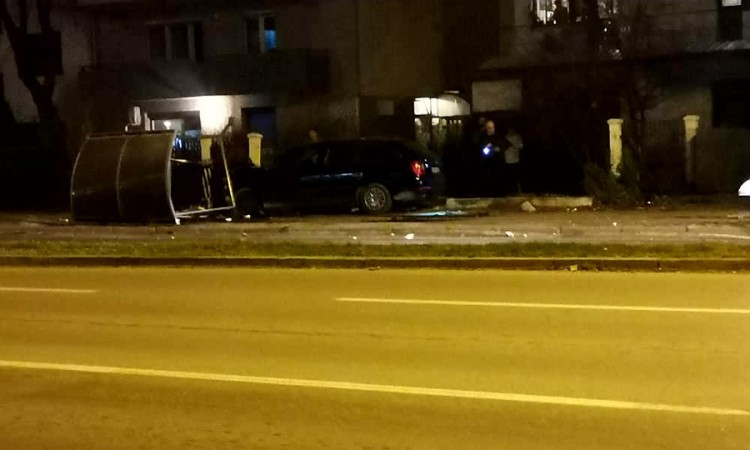 Udario u ford i u stajalište, za dlaku izbjegnuta tragedija u Banjaluci