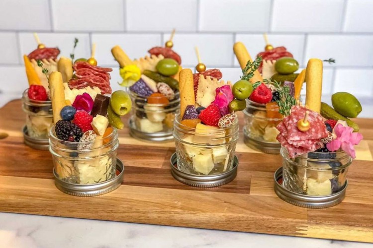 Gastro trend: Jarcuterie, ukusni zalogaji složeni u teglice
