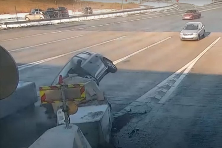 Zabio se u naplatnu kućicu pa pobjegao u šumu