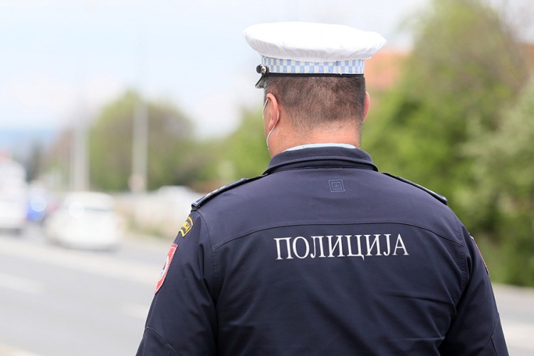 Pijana braća saksijama gađala policajce