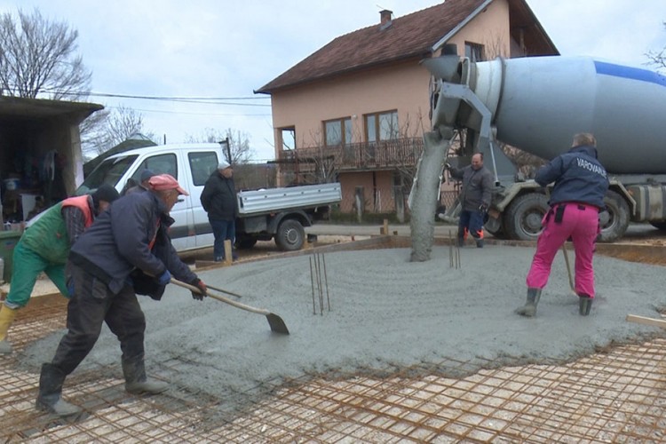 Dobri ljudi grade štalu vrijednom kiridžiji