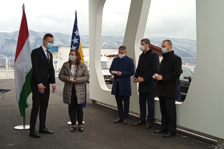 Mađarska donirala BiH 40.032 PCR testova