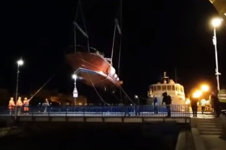 Brod od 18 tona prebacili preko mosta u Omišu, ljudi se okupili kao da je utakmica