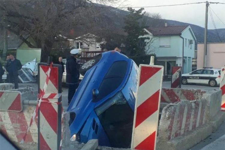 Automobilom upao u rupu