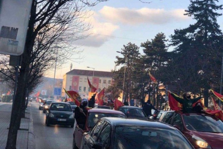 Pristalice DPS-a automobilima kroz Nikšić
