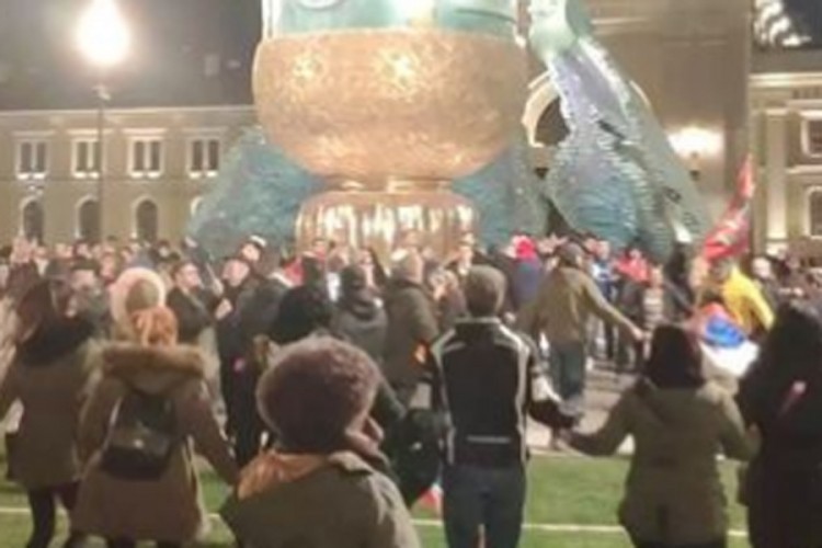 Ljudi igrali kolo oko spomenika Stefanu Nemanji u Beogradu