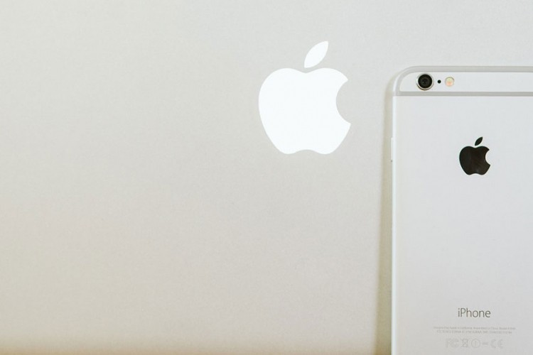 Apple kažnjen sa dva miliona jer prodaje iPhone bez punjača